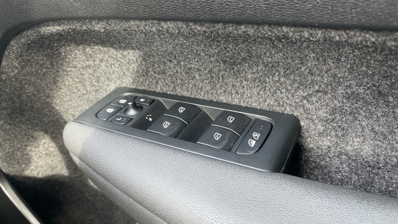 Volvo XC40 2.0 B4P Ultra Dark 5dr Auto Petrol Estate